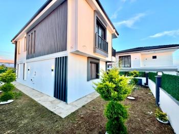 Didim Efeler Mahallesinde Yol Cepheli Satılık Villa