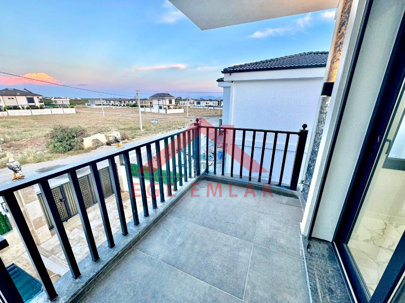 Didim Efeler Mahallesinde Yol Cepheli Satılık Villa