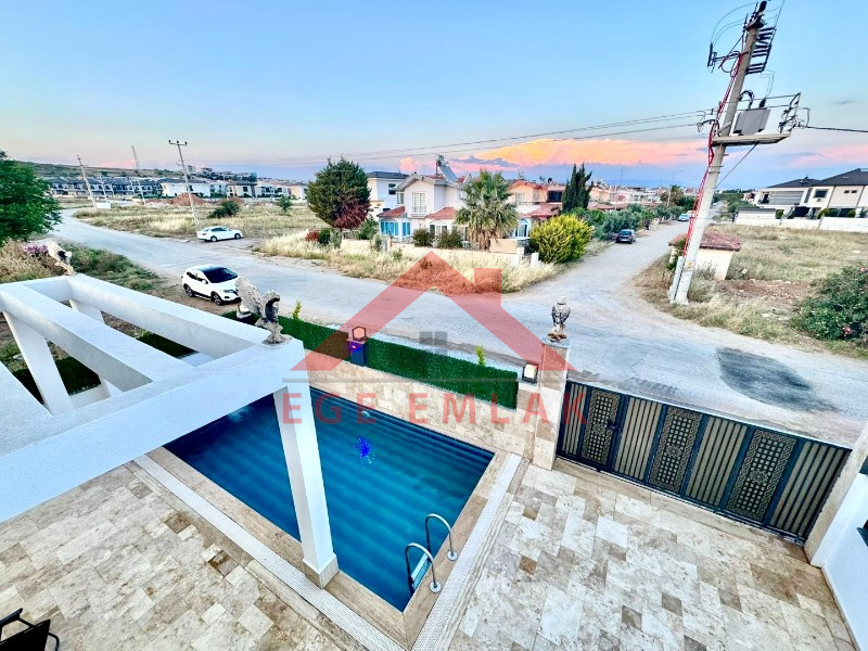 Didim Efeler Mahallesinde Yol Cepheli Satılık Villa