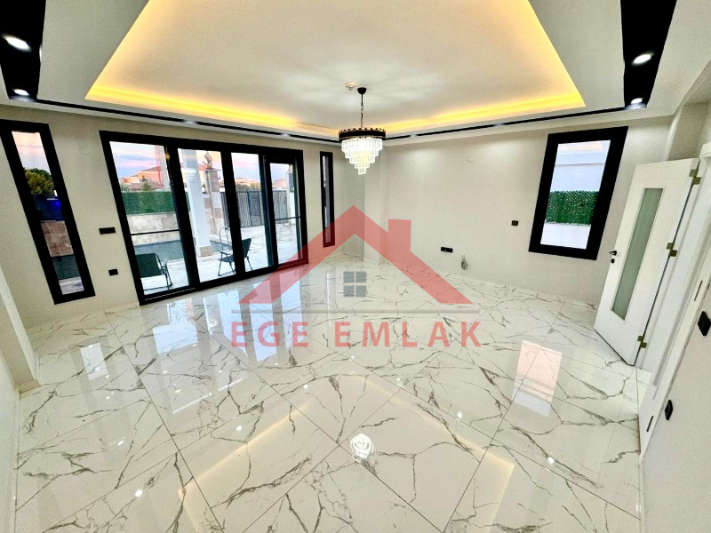 Didim Efeler Mahallesinde Yol Cepheli Satılık Villa