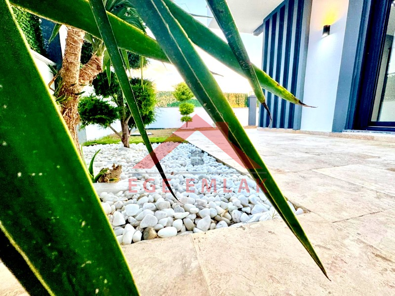 Didim Efeler Mahallesinde Yol Cepheli Satılık Villa