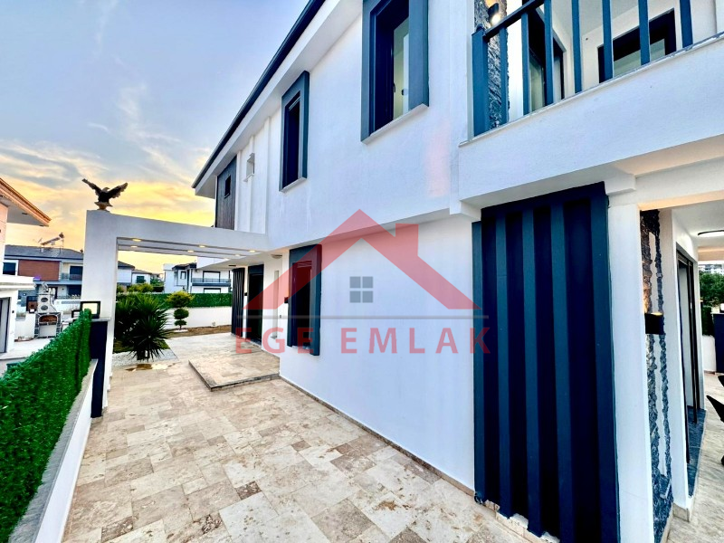 Didim Efeler Mahallesinde Yol Cepheli Satılık Villa