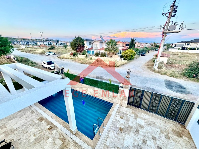 Didim Efeler Mahallesinde Yol Cepheli Satılık Villa