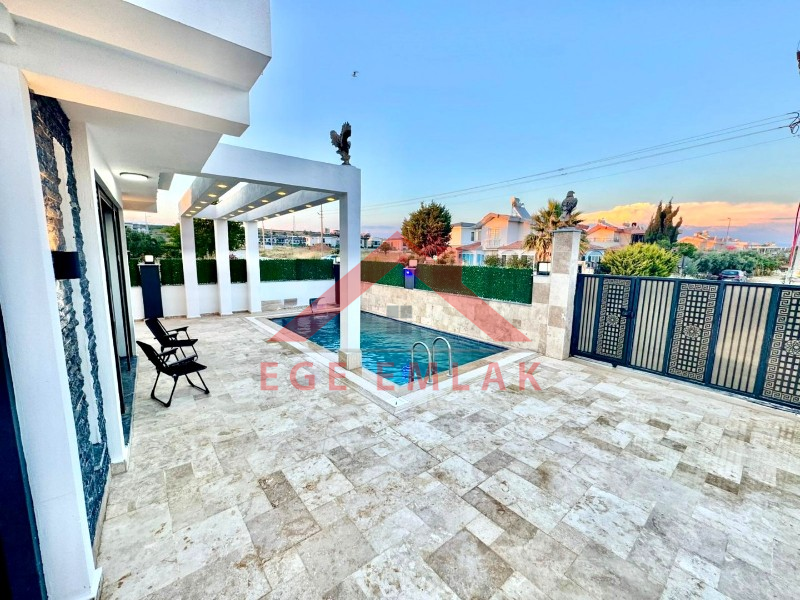 Didim Efeler Mahallesinde Yol Cepheli Satılık Villa