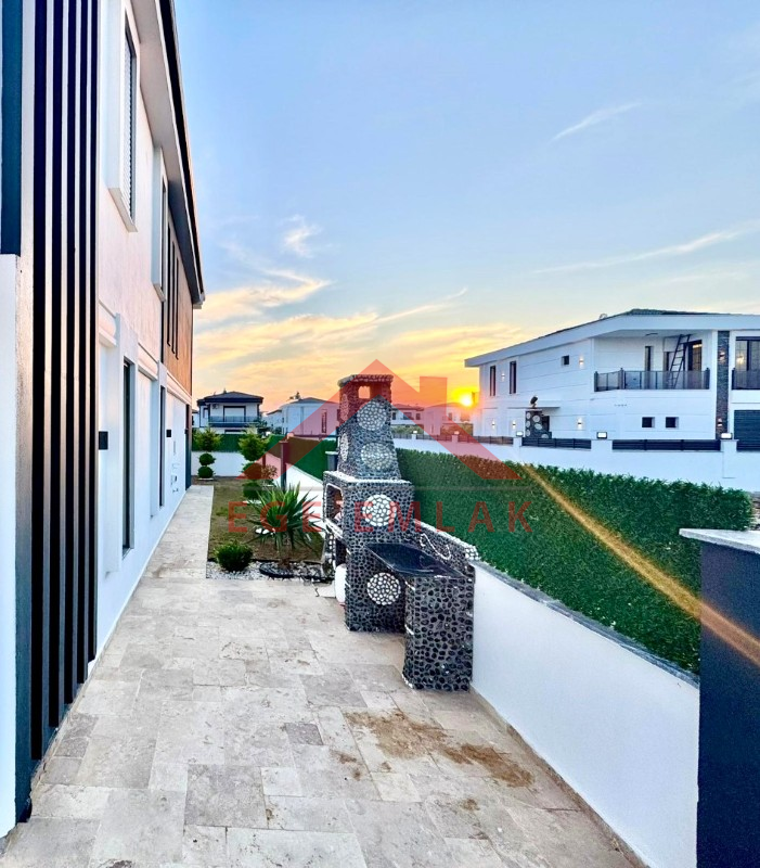 Didim Efeler Mahallesinde Yol Cepheli Satılık Villa