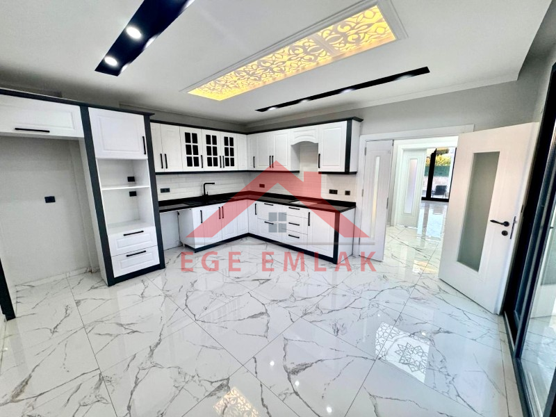 Didim Efeler Mahallesinde Yol Cepheli Satılık Villa