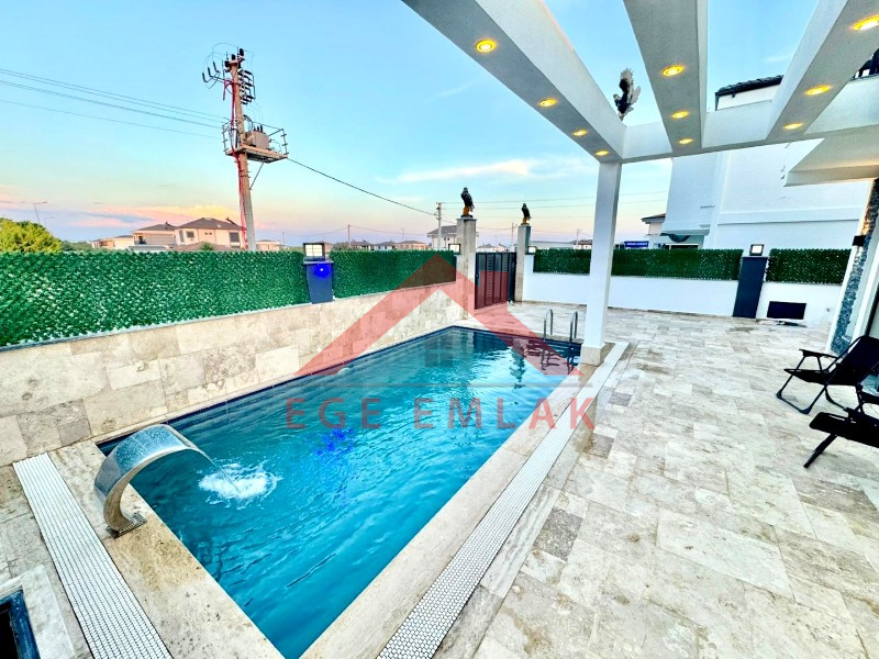 Didim Efeler Mahallesinde Yol Cepheli Satılık Villa