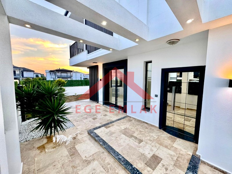 Didim Efeler Mahallesinde Yol Cepheli Satılık Villa