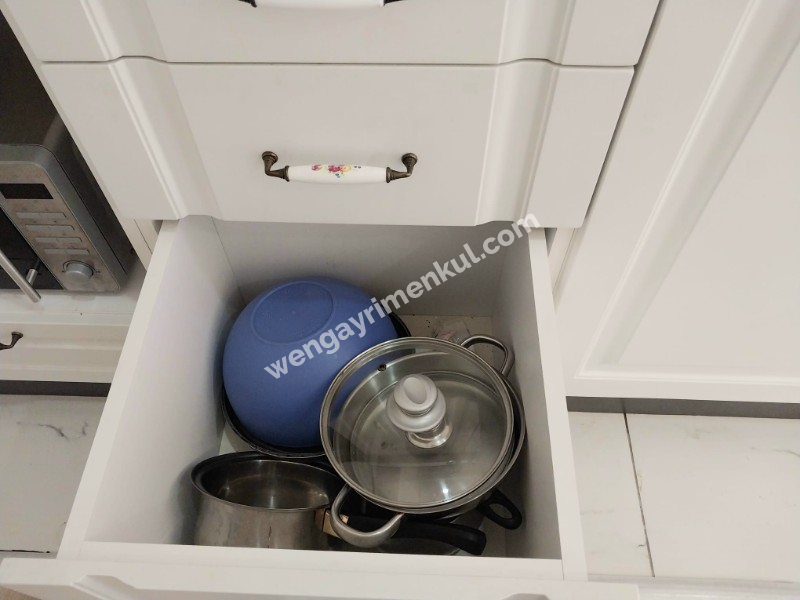 Halide Edip 'te Asansörlü Binada Eşyalı Kiralık 1+1 Daire