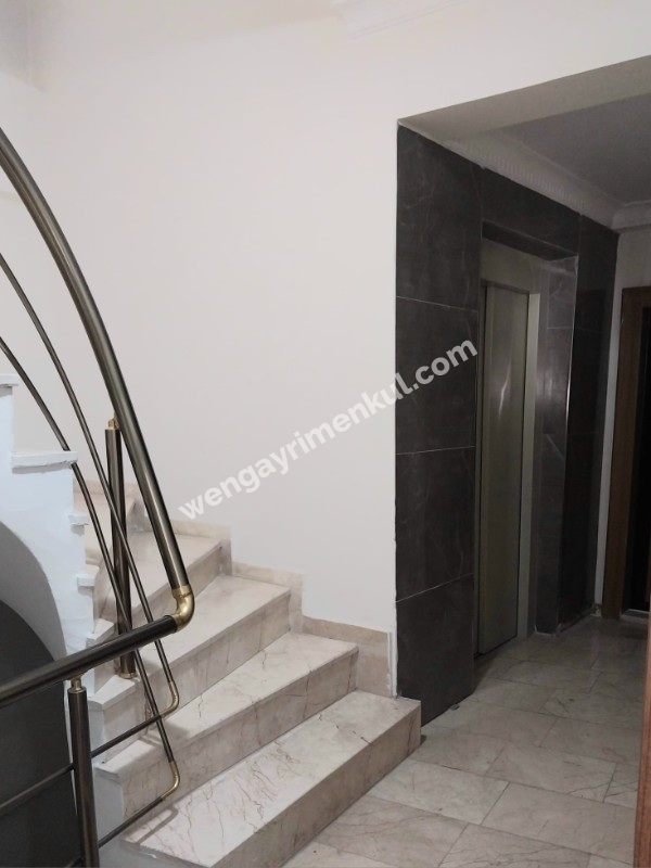 Halide Edip 'te Asansörlü Binada Eşyalı Kiralık 1+1 Daire