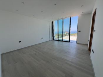 Kıbrıs Girne Çatalköy Bölgesinde Denize Sıfır 800 m2 Arsa İçerisinde 4+1 Lüks Türk Tapulu Villa