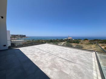Kıbrıs Girne Çatalköy Bölgesinde Denize Sıfır 800 m2 Arsa İçerisinde 4+1 Lüks Türk Tapulu Villa