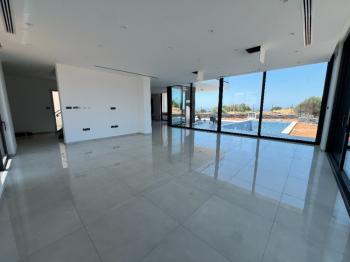 Kıbrıs Girne Çatalköy Bölgesinde Denize Sıfır 800 m2 Arsa İçerisinde 4+1 Lüks Türk Tapulu Villa