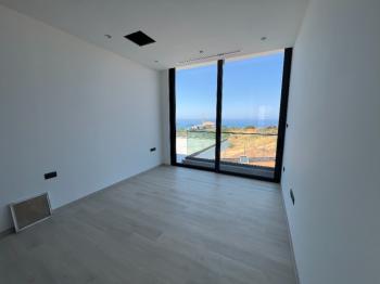 Kıbrıs Girne Çatalköy Bölgesinde Denize Sıfır 800 m2 Arsa İçerisinde 4+1 Lüks Türk Tapulu Villa
