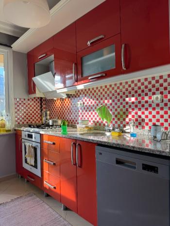 METRO,PİAZZA,HASTANE,ADLİYE YAKINI KÖŞE BİNA BÜYÜK BALKONLU