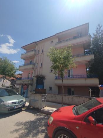 GÜVENAY – ÇORUM ULUKAVAK MAHALLESİ MERKEZİ KONUMDA KİRACILI KOMPLE SATILIK BİNA