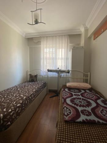 EMLAK HABERCİSİ' NDEN GÜZELYALI TAM MERKEZDE İDO'YA SAHİLE 100 ADIM SATILIK ARA KAT  3+1 DAİRE