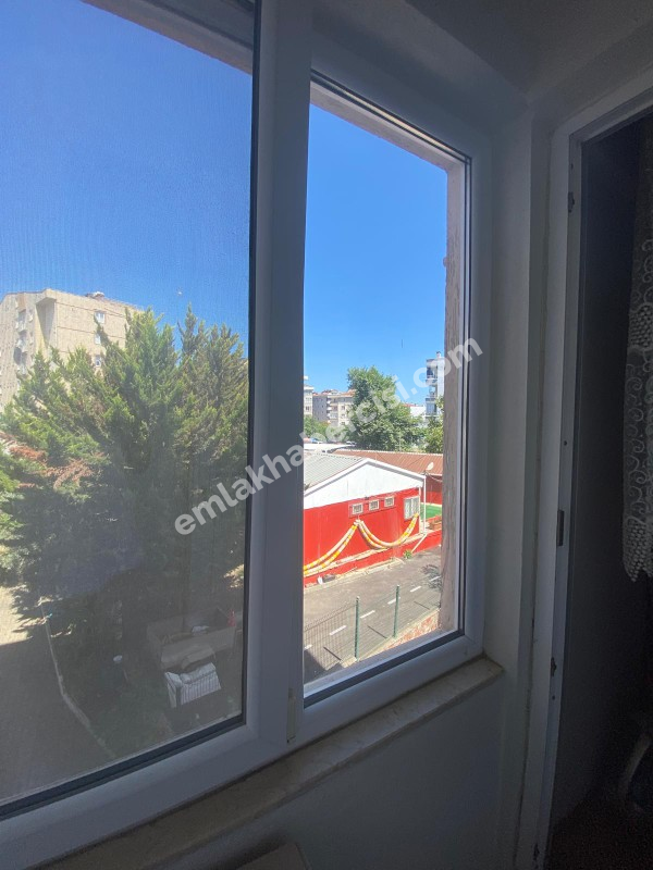 EMLAK HABERCİSİ' NDEN GÜZELYALI TAM MERKEZDE İDO'YA SAHİLE 100 ADIM SATILIK ARA KAT  3+1 DAİRE