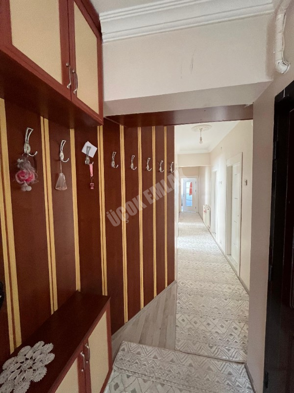 AFYON ÜÇOK EMLAKTAN CUMHURİYET MAH SATILIK 3+1 TEMİZ BAKIMLI