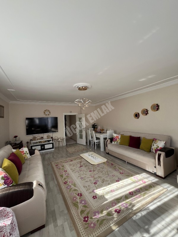 AFYON ÜÇOK EMLAKTAN CUMHURİYET MAH SATILIK 3+1 TEMİZ BAKIMLI