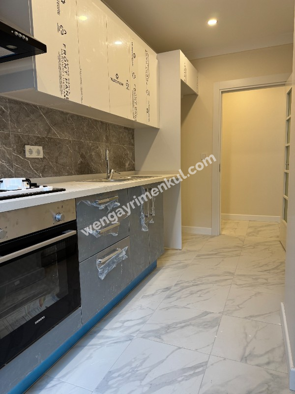 METRO ACIBADEM CADDESİ TÜRK TELEKOM YAKINI BALKONLU SIFIR DAİRE