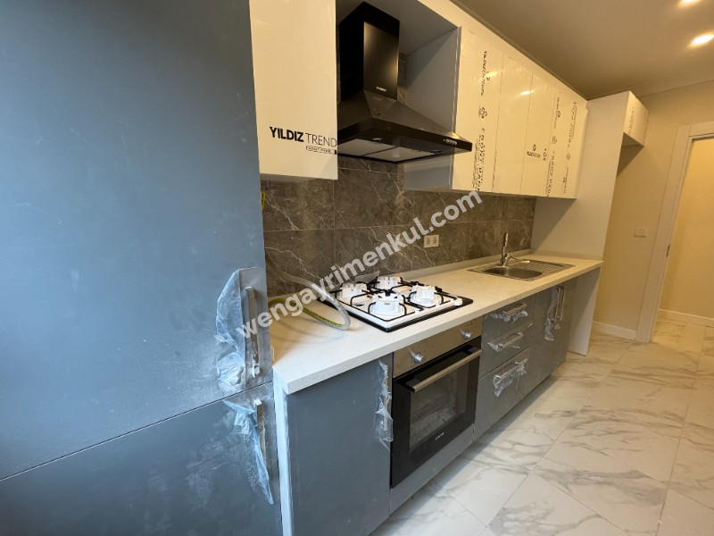 METRO ACIBADEM CADDESİ TÜRK TELEKOM YAKINI BALKONLU SIFIR DAİRE