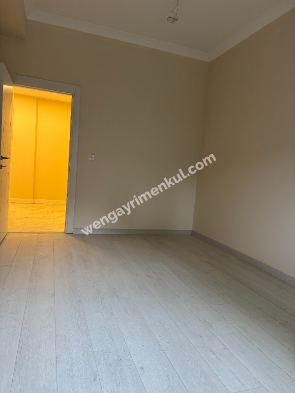 METRO ACIBADEM CADDESİ TÜRK TELEKOM YAKINI BALKONLU SIFIR DAİRE