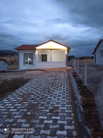 GÜVENAY – ÇORUM YAKUPARPA KÖYÜ ÜSTÜNDE – TAM DONANIMLI, TAKAS FIRSATLI EVLİ HOBİ BAHÇESİ