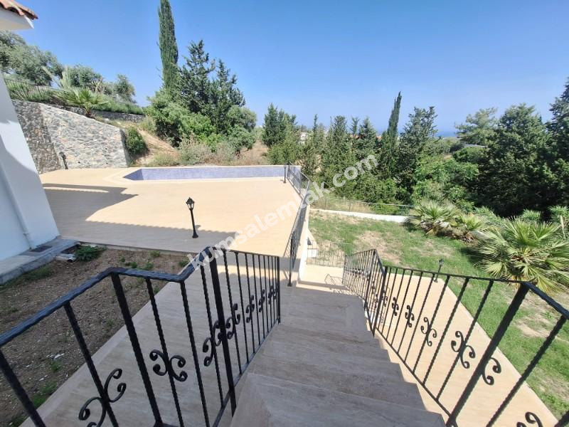 GİRNE OZANKÖY BÖLGESİNDE SATILIK TRİPLEX LÜKS 4 + 1 VİLLA ( 0533 880 0085 ) 