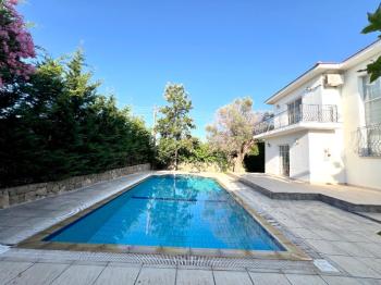Girne Ozanköy Havuzlu Geniş Arsalı 3+1 Villa