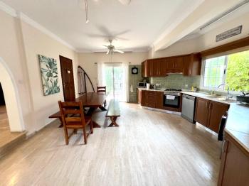 Girne Ozanköy Havuzlu Geniş Arsalı 3+1 Villa