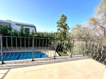 Girne Ozanköy Havuzlu Geniş Arsalı 3+1 Villa