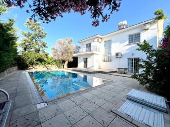 Girne Ozanköy Havuzlu Geniş Arsalı 3+1 Villa