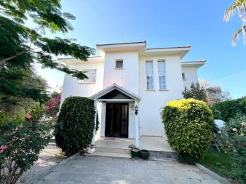 Girne Ozanköy Havuzlu Geniş Arsalı 3+1 Villa