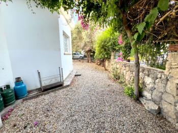 Girne Ozanköy Havuzlu Geniş Arsalı 3+1 Villa