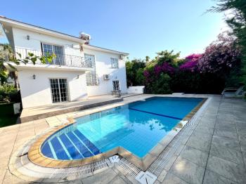 Girne Ozanköy Havuzlu Geniş Arsalı 3+1 Villa