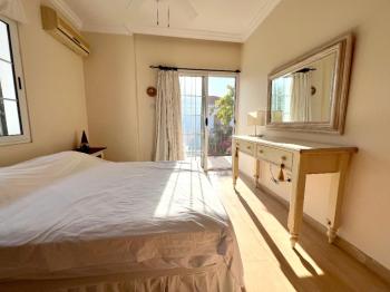 Girne Ozanköy Havuzlu Geniş Arsalı 3+1 Villa