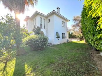 Girne Ozanköy Havuzlu Geniş Arsalı 3+1 Villa