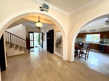 Girne Ozanköy Havuzlu Geniş Arsalı 3+1 Villa