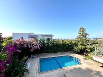 Girne Ozanköy Havuzlu Geniş Arsalı 3+1 Villa