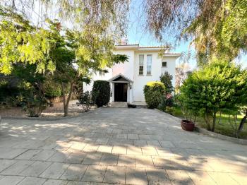 Girne Ozanköy Havuzlu Geniş Arsalı 3+1 Villa