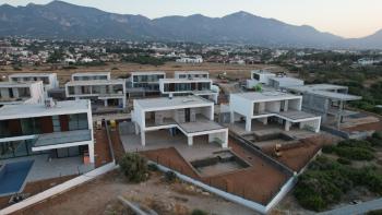 Kıbrıs Girne Çatalköy Bölgesinde Denize Sıfır 800 m2 Arsa İçerisinde 4+1 Lüks Türk Tapulu Villa