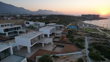 Kıbrıs Girne Çatalköy Bölgesinde Denize Sıfır 800 m2 Arsa İçerisinde 4+1 Lüks Türk Tapulu Villa