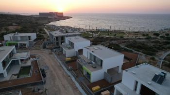 Kıbrıs Girne Çatalköy Bölgesinde Denize Sıfır 800 m2 Arsa İçerisinde 4+1 Lüks Türk Tapulu Villa