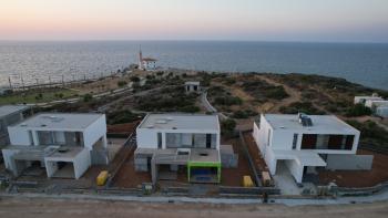 Kıbrıs Girne Çatalköy Bölgesinde Denize Sıfır 800 m2 Arsa İçerisinde 4+1 Lüks Türk Tapulu Villa