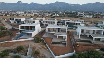 Kıbrıs Girne Çatalköy Bölgesinde Denize Sıfır 800 m2 Arsa İçerisinde 4+1 Lüks Türk Tapulu Villa