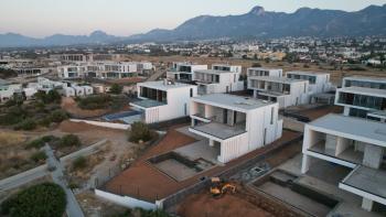 Kıbrıs Girne Çatalköy Bölgesinde Denize Sıfır 800 m2 Arsa İçerisinde 4+1 Lüks Türk Tapulu Villa