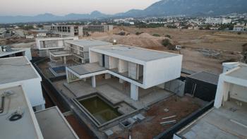 Kıbrıs Girne Çatalköy Bölgesinde Denize Sıfır 750 m2 Arsa İçerisinde 5+1 Lüks Türk Tapulu Villa