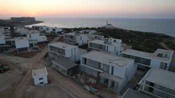 Kıbrıs Girne Çatalköy Bölgesinde Denize Sıfır 750 m2 Arsa İçerisinde 5+1 Lüks Türk Tapulu Villa
