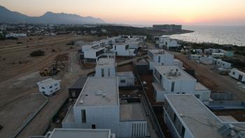 Kıbrıs Girne Çatalköy Bölgesinde Denize Sıfır 750 m2 Arsa İçerisinde 5+1 Lüks Türk Tapulu Villa